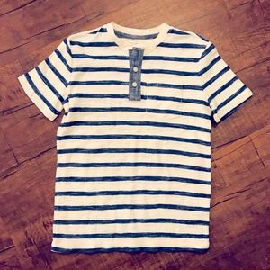 Old Navy Boys 3 button, front pocket, white and blue striped T-shirt.